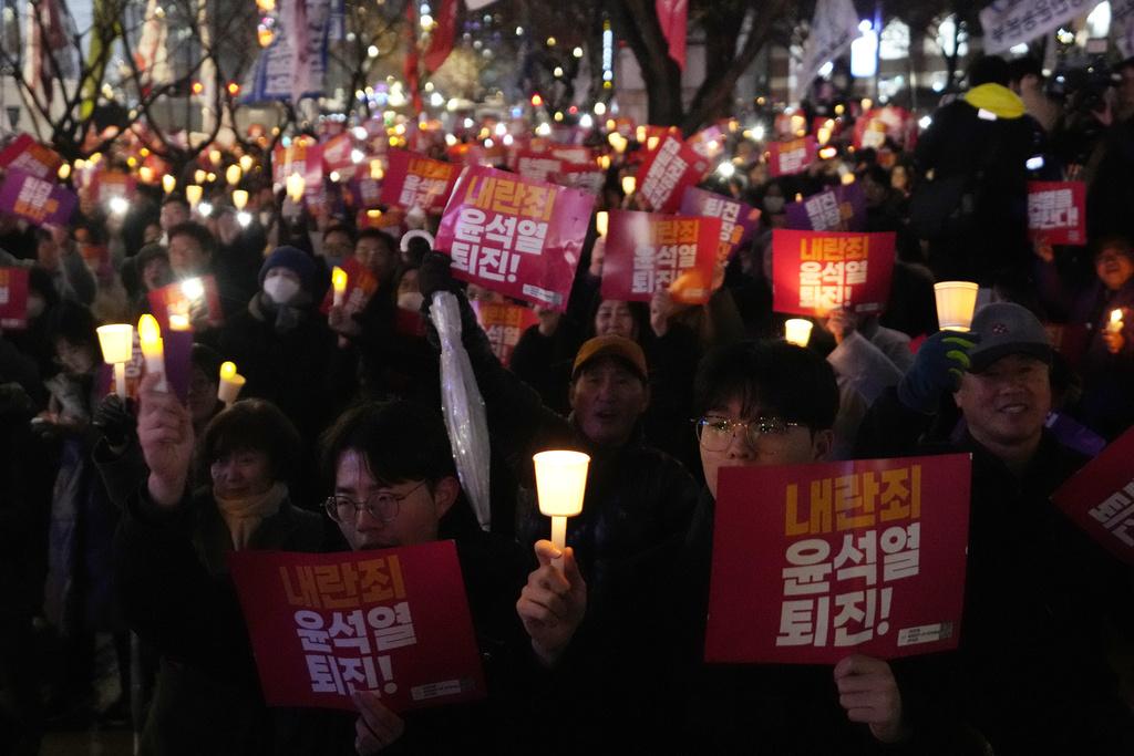 首爾市內多個地點,包括國會大樓和光化門廣場都有民眾舉起燭火示威集會,要求尹錫悅立即下台。(AP)