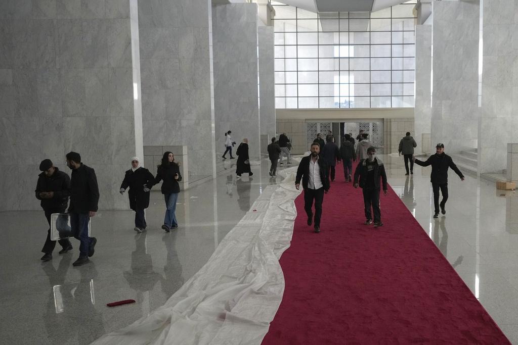 巴沙爾倒台出走後,大馬士革民眾自由進出總統府。(美聯社)