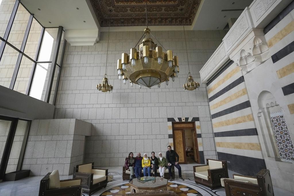 巴沙爾倒台出走後,大馬士革民眾自由進出總統府。(美聯社)