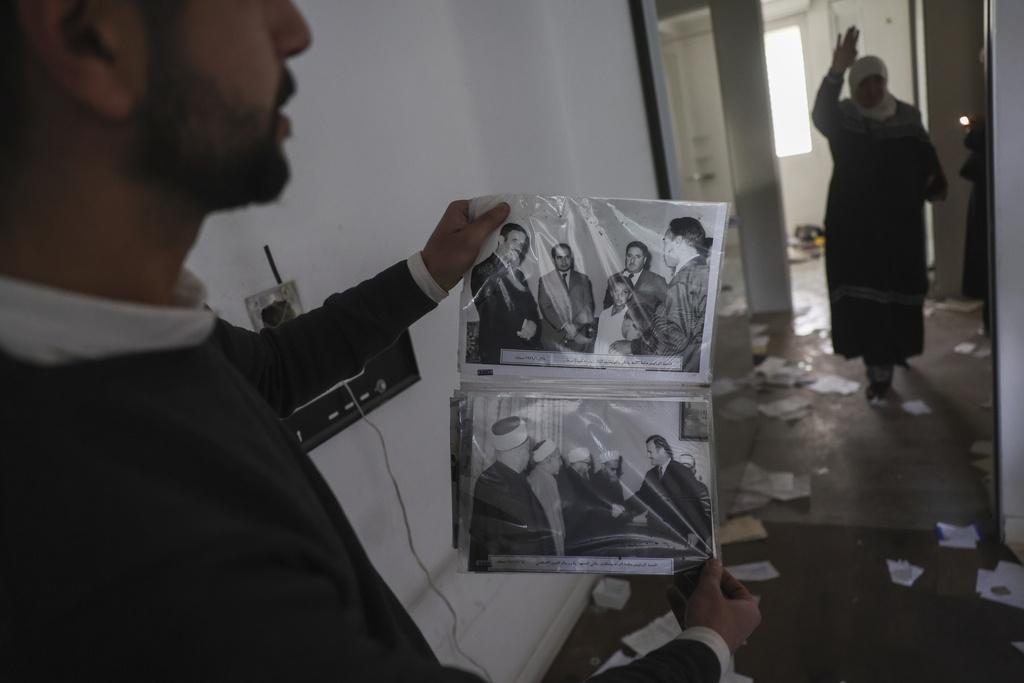 大馬士革民眾進入巴沙爾的官邸搜掠物資,發現巴沙爾父親阿薩德的舊照。(美聯社)