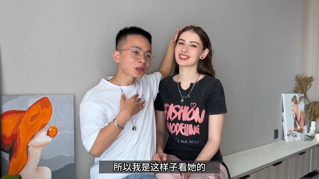 田軍在Vlog分享第一次見到白俄羅斯美女娜美時需要抬頭。