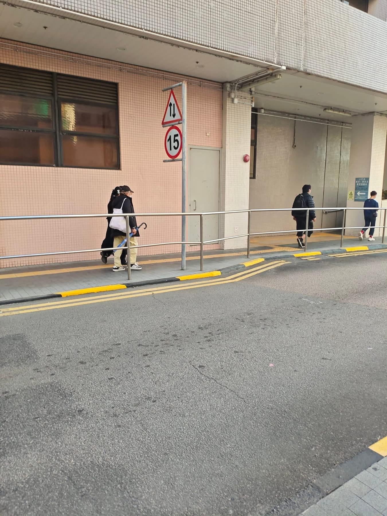 另有網民指見到何氏夫婦去覆診取「安眠藥」。