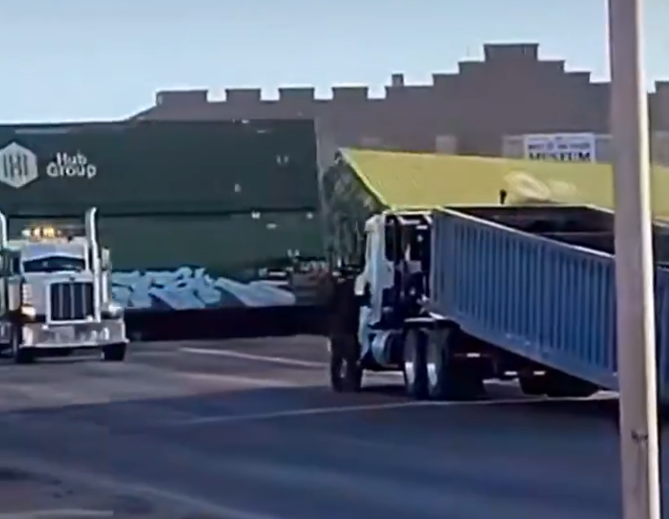 德州佩科斯市(Pecos)火車出軌意外,可見火車上的貨櫃倒下來。(影片截圖)