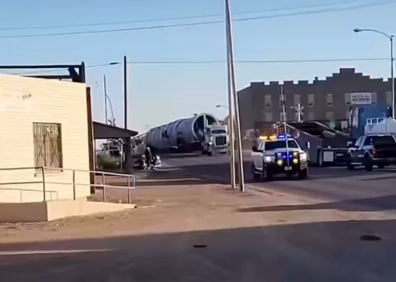 德州佩科斯市(Pecos)火車出軌意外前。(影片截圖)