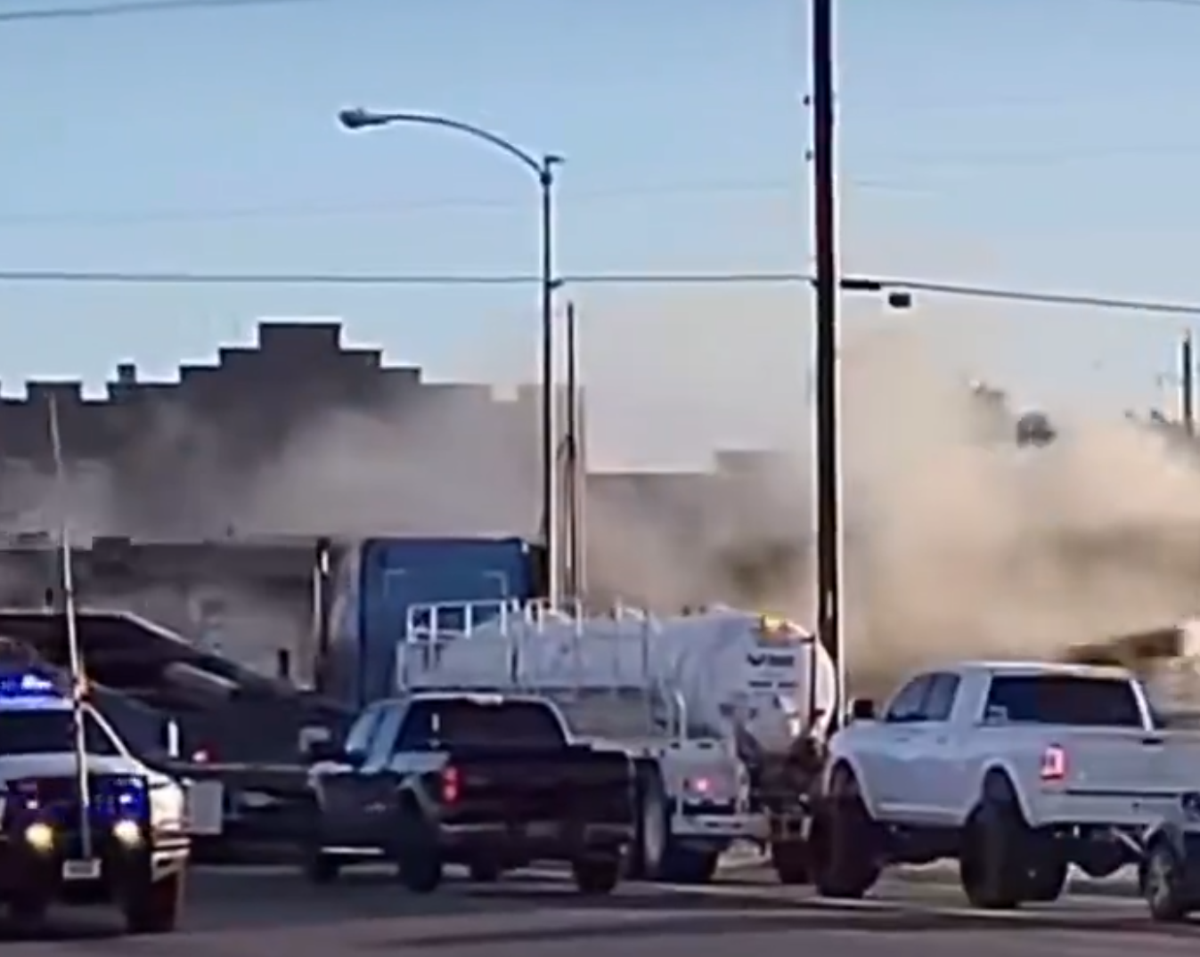 德州佩科斯市(Pecos)火車出軌意外後,捲起的塵土愈來愈大。(影片截圖)