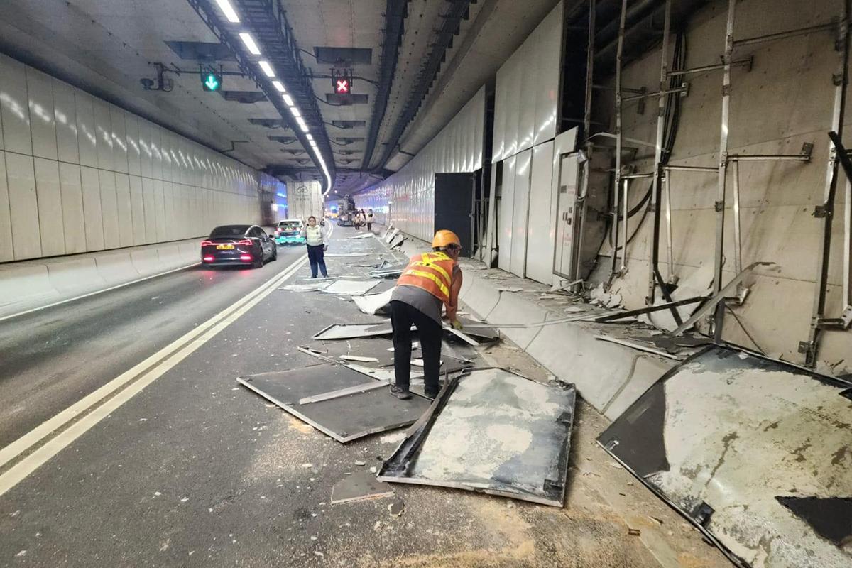 路政署正安排承建商加緊移除受損組件和清理路面。(路政署FB)