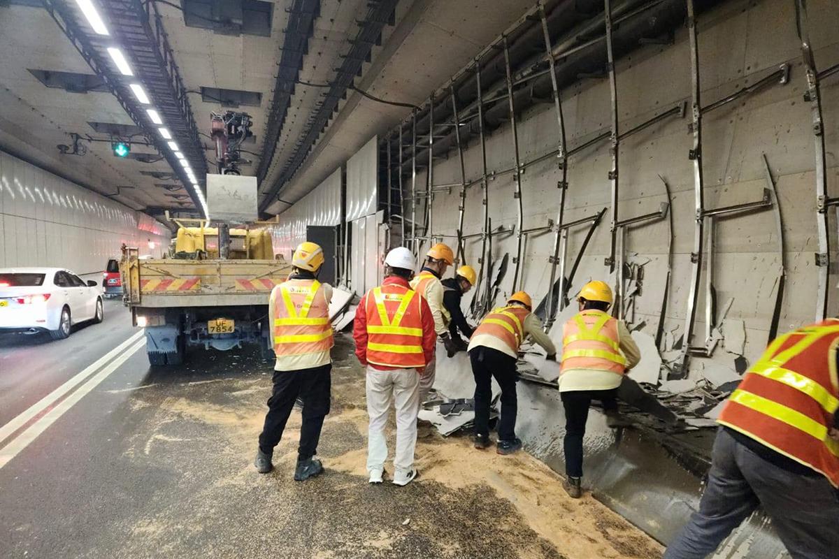 路政署正安排承建商加緊移除受損組件和清理路面。(路政署FB)