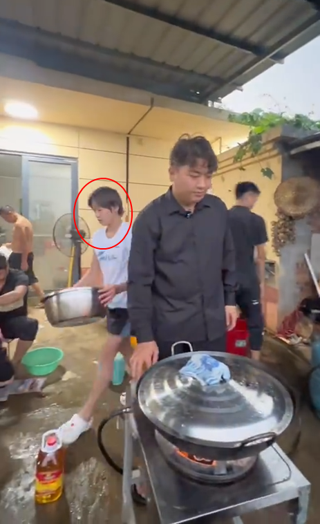 9月17日,全紅嬋與哥哥全進華(中)在廣東湛江家中準備中秋晚宴。(全進華抖音截圖)