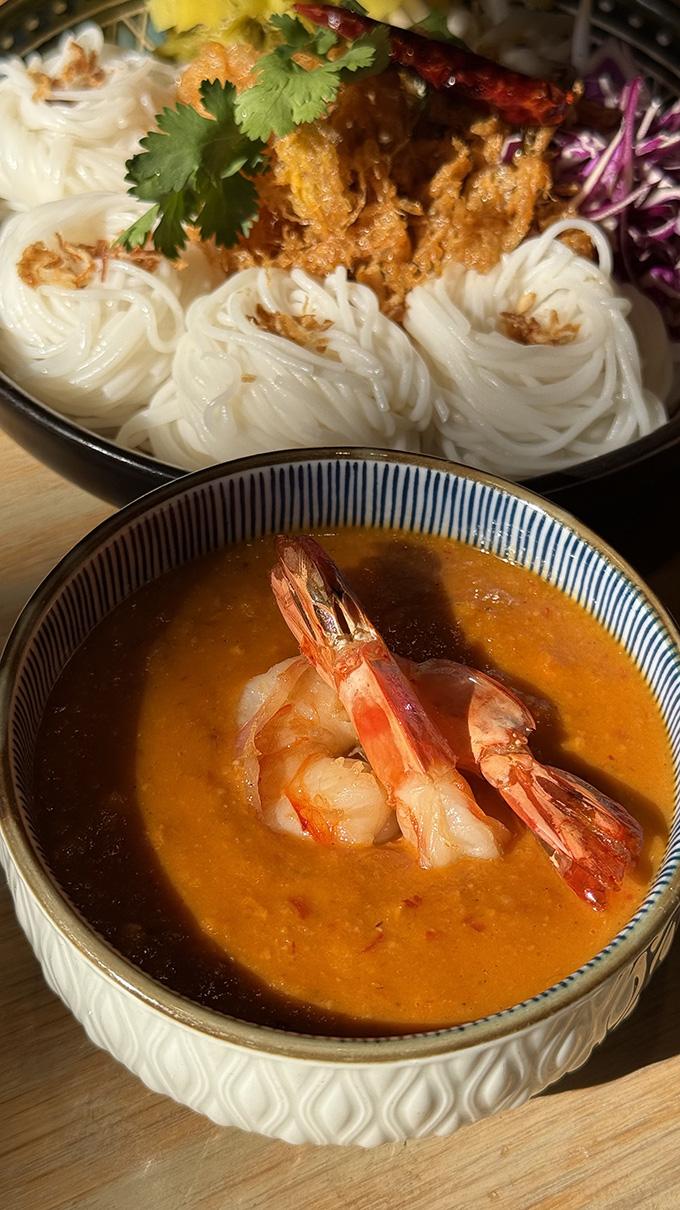 「ASURA 泰沾麵」開店招牌菜:「紅咖喱虎蝦沾麵」