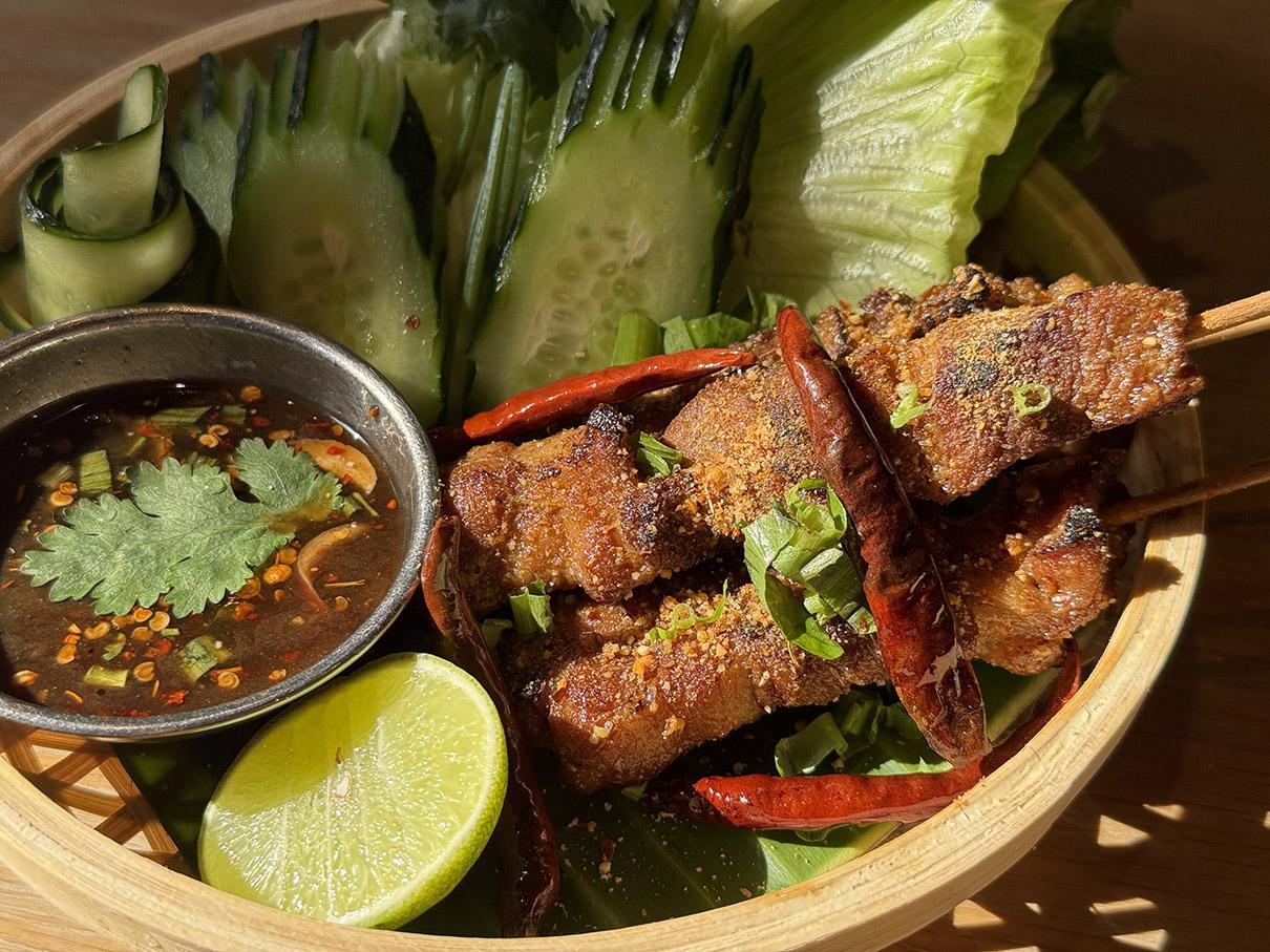 沙麈豬腩肉配泰北燒醬