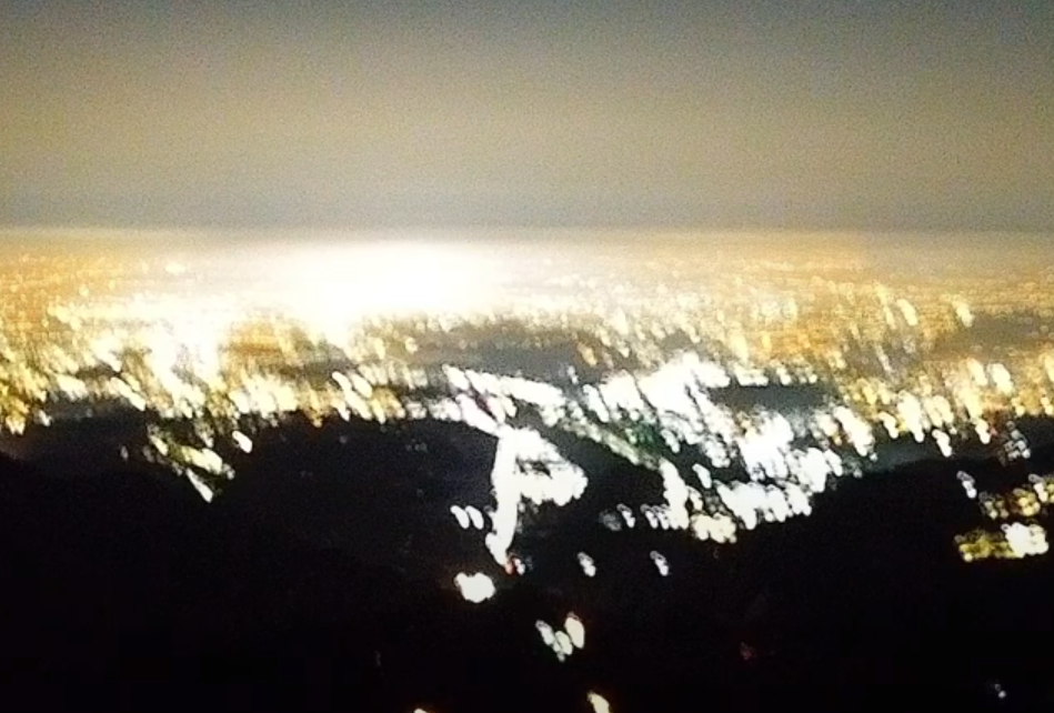 阿里山風景區管理處監視器,拍到地震當下,鏡頭被震到不停搖晃,數秒後嘉義各地冒出多次白光,接著發生大規模斷電。(YouTube@阿里山風景區管理處)