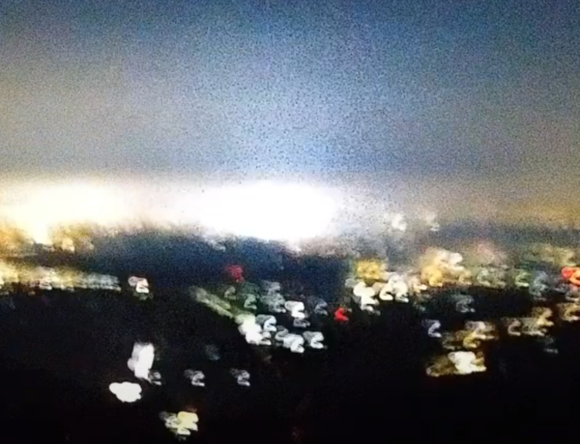 阿里山風景區管理處監視器,拍到地震當下,鏡頭被震到不停搖晃,數秒後嘉義各地冒出多次白光,接著發生大規模斷電。(YouTube@阿里山風景區管理處)