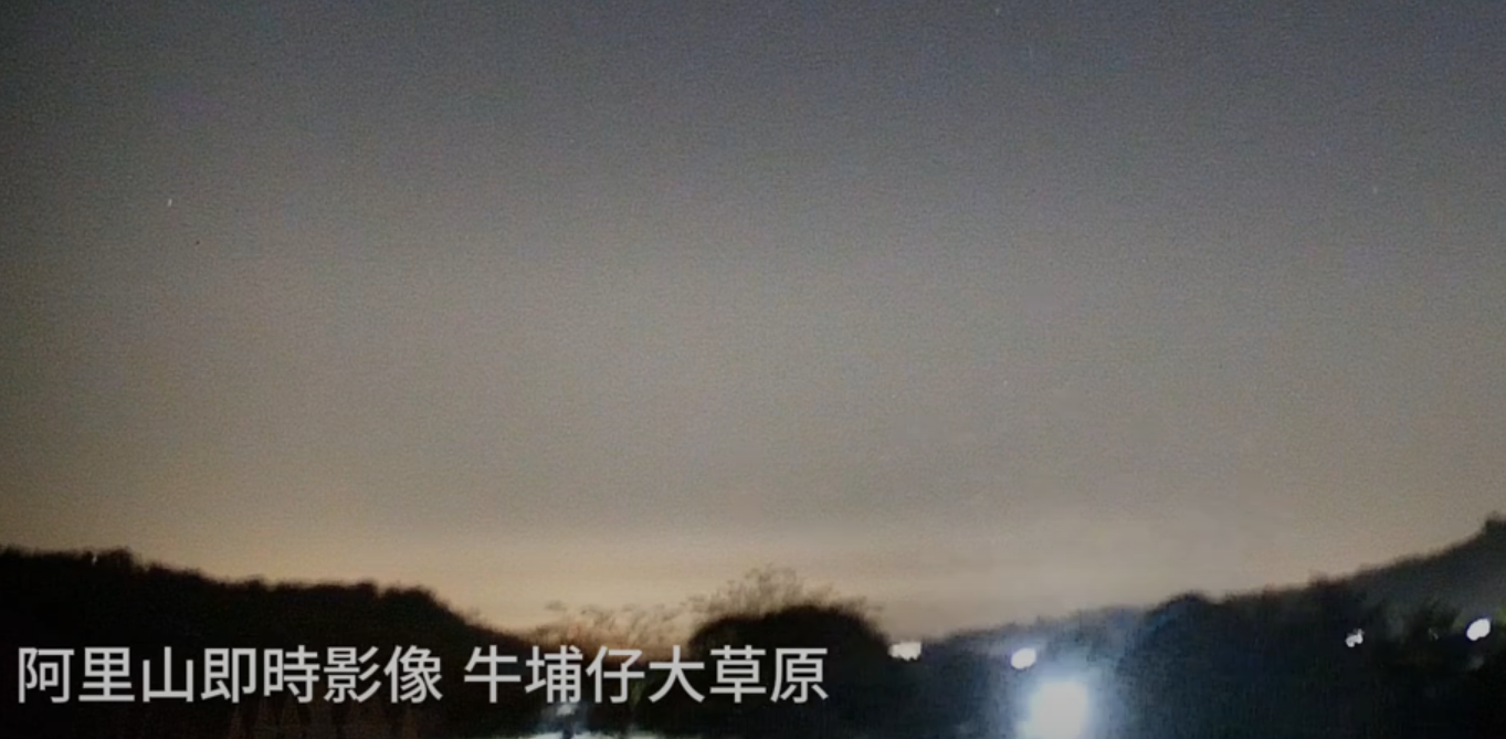 阿里山風景區管理處監視器,拍到地震當下,鏡頭被震到不停搖晃,數秒後嘉義各地冒出多次白光,接著發生大規模斷電。(YouTube@阿里山風景區管理處)