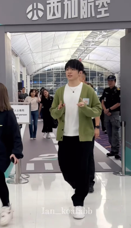 羅淑佩解釋,當時她正在和身邊一起走的女士邊聊邊笑,「我有朋友一起去機場,看歌星的拍攝訪問,當然開心,但媒體就裁切了那位女士,好像我自己一個人跟着我的偶像,就說我『含情脈脈』看着偶像。」