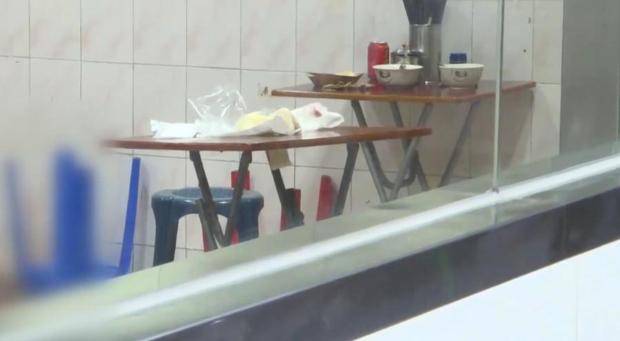 店舖內涉事位置相當凌亂,地面及牆身均染有大量血跡。(有線新聞截圖)