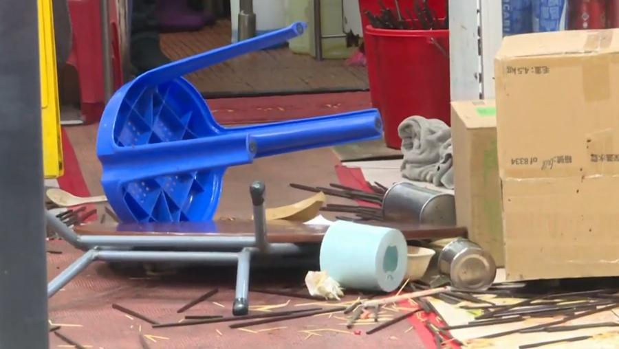 店舖內雜物散落一地非常凌亂,地面及牆身亦染有血跡。(有線新聞截圖)