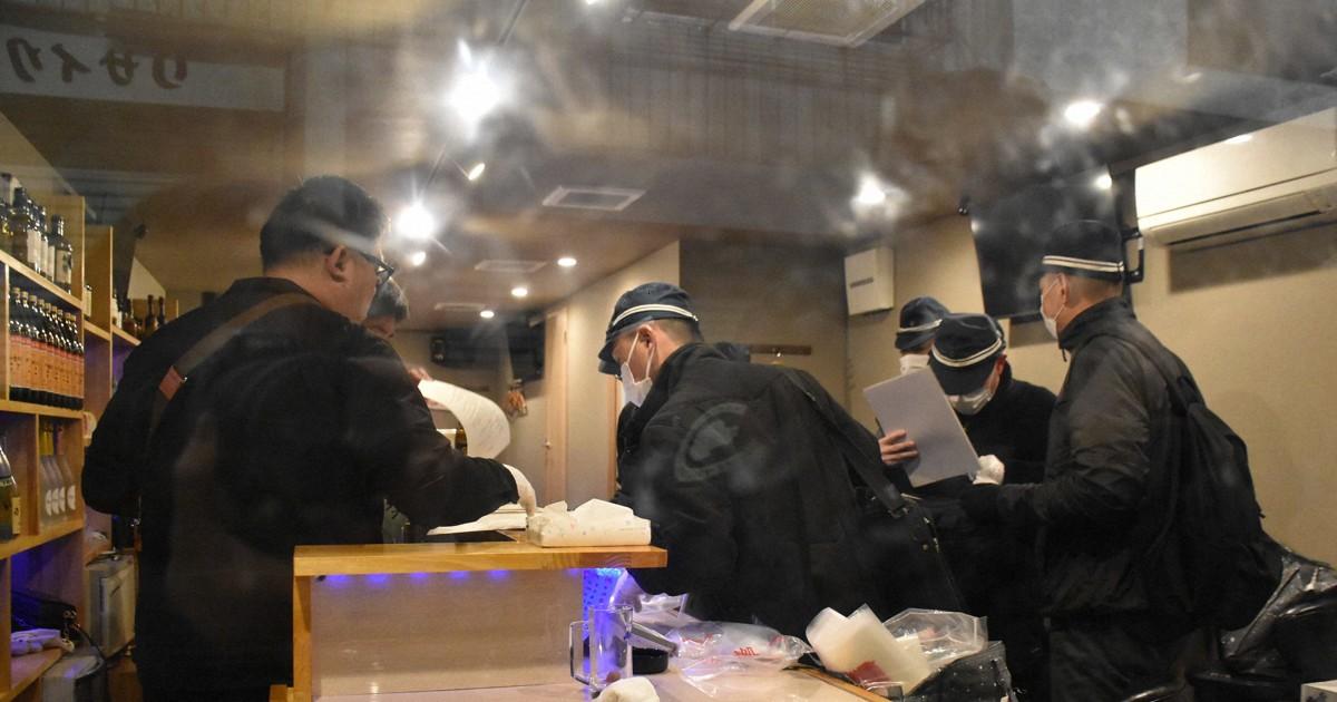 日本警察進入居酒屋進行搜查。(新聞截圖)