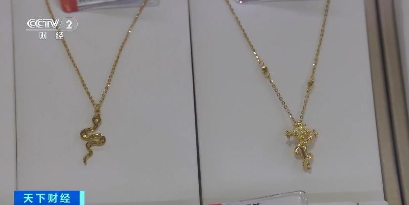 蛇年飾物為珠寶店的熱賣產品。