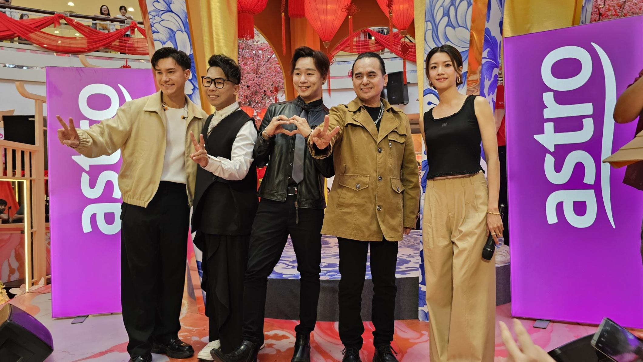 《中年好聲音3》王鄭浚仁、劉家溢和劉傳民前來撐場,更和朱敏瀚和蔡思貝在台上拍照。