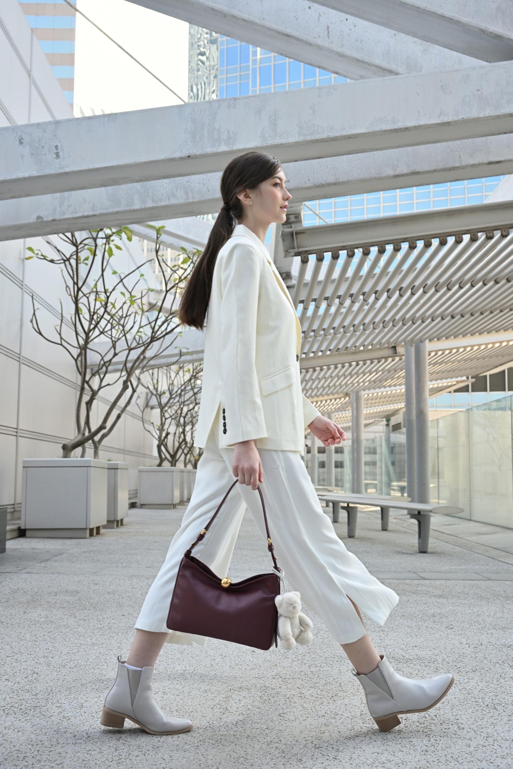 蛇年新年穿搭｜FURLA 新年SFERA系列 單肩袋(中號$3,790 )、ALLEGRA毛絨泰迪熊掛飾 $1,060