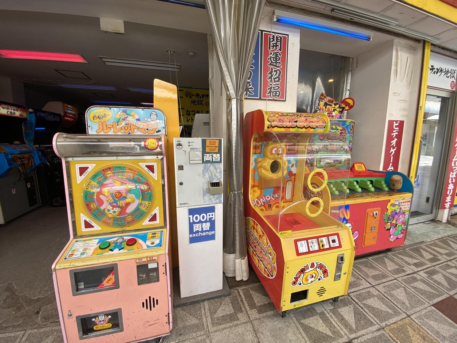 店內擺放大量古董遊戲機。(X)