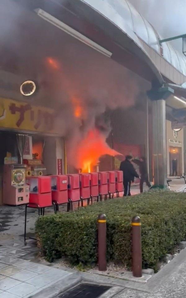 遊戲機中心旁火勢猛烈。(X)
