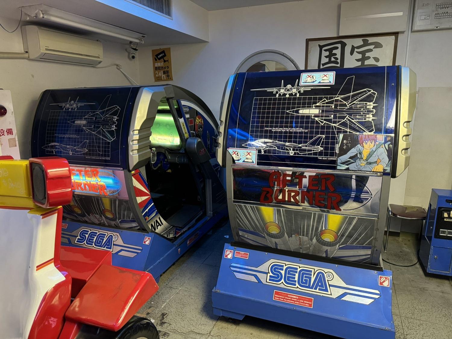 店內擺放大量古董遊戲機。(X)