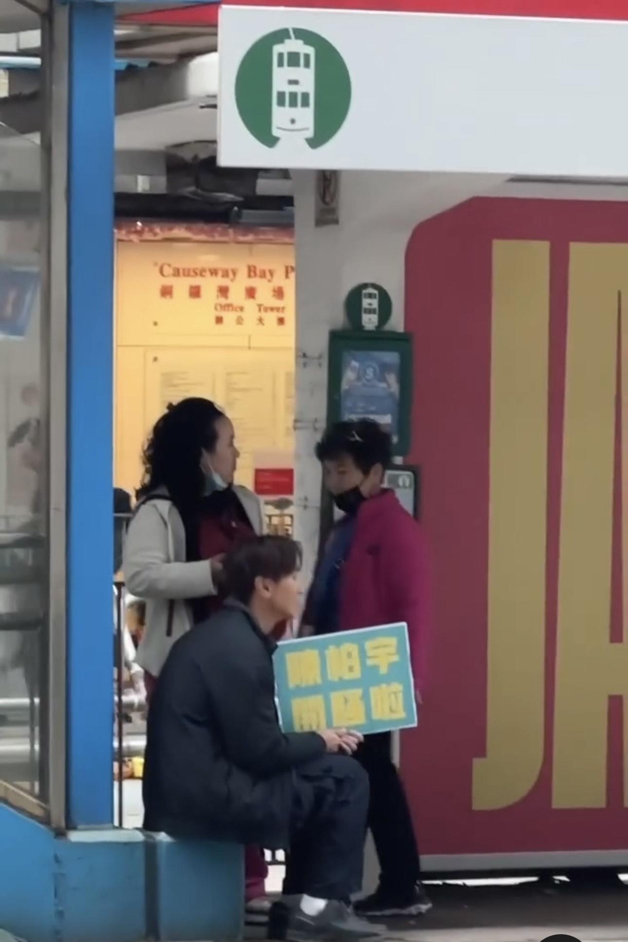 陳柏宇親身落力「舉牌」,網民表示見到個畫面有啲心酸。