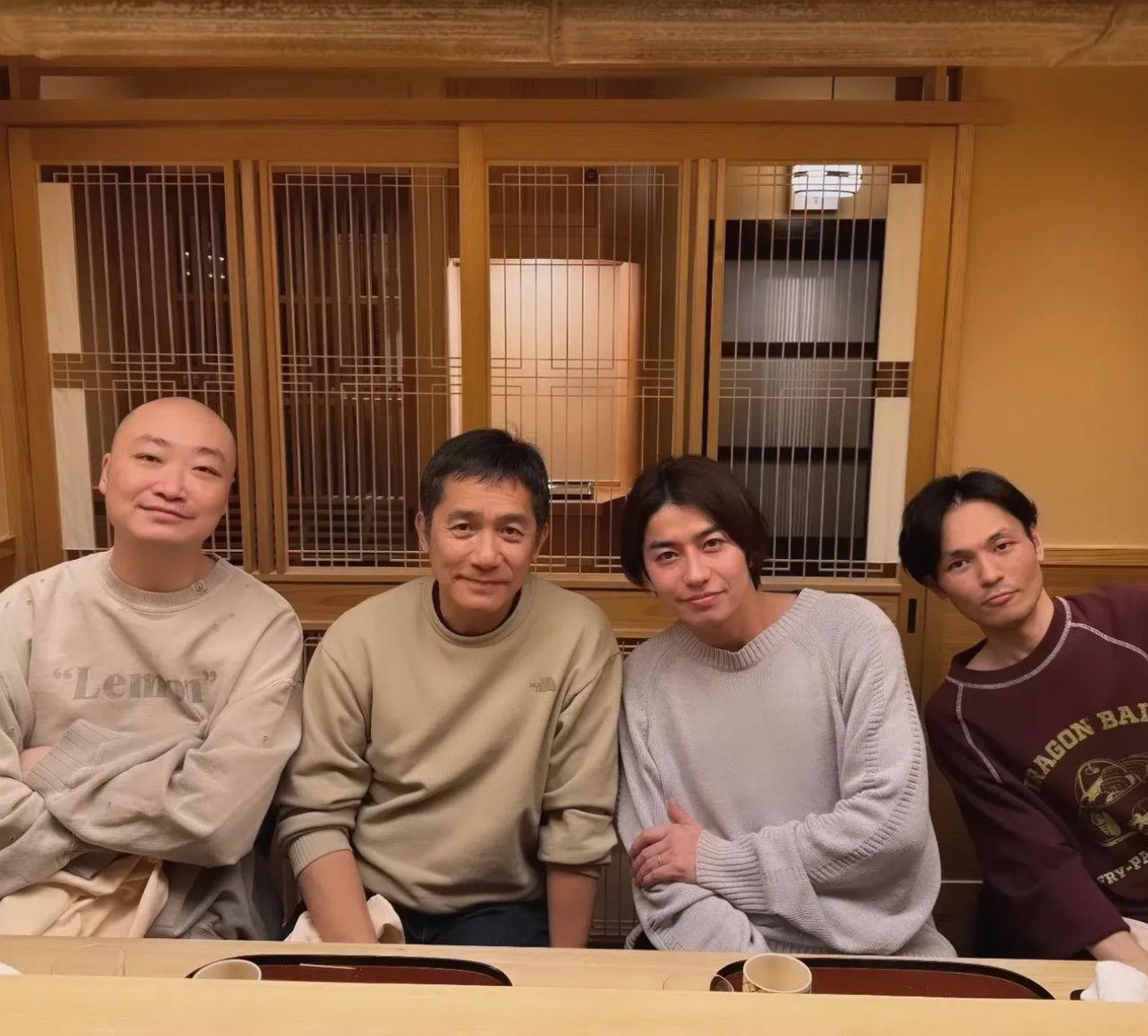 梁朝偉日前與BL劇《經典杯子蛋糕》主角武田航平(右二)驚喜同框。