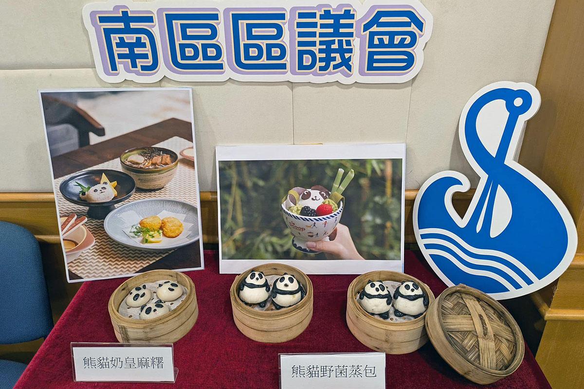 南區區議會去年開會討論區內熊貓活動時亦設有熊貓糕點。(民政事務總署Facebook圖片)