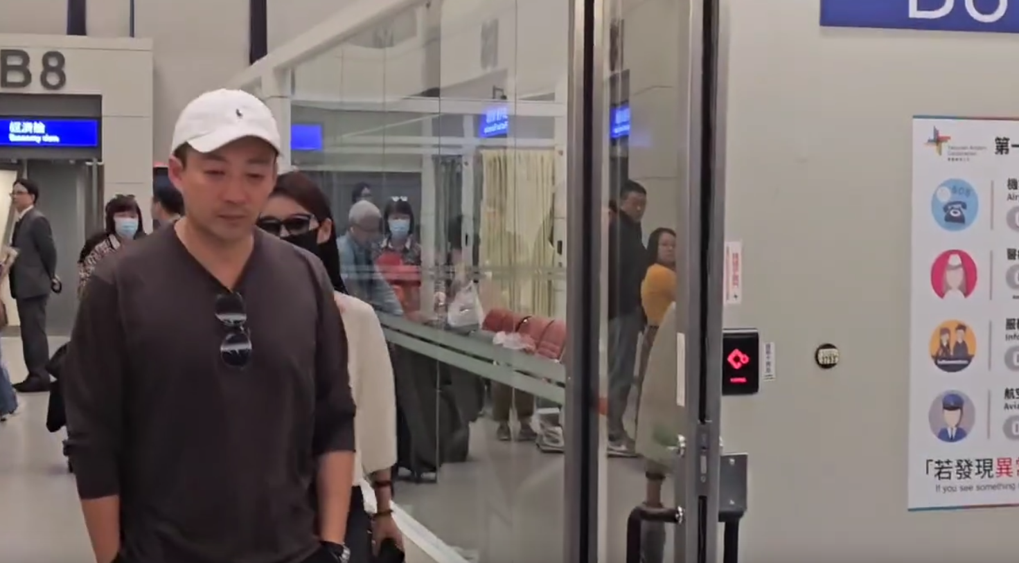 汪小菲雙眼紅腫抵達台灣。