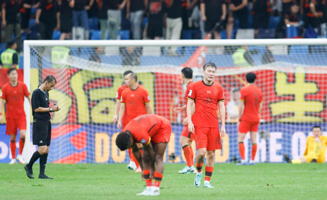 文章總結,中國國家隊目前正競逐2026年世界盃外圍賽,但缺乏旅歐球員對國足長遠發展來說是弊大於利。(資料圖片)