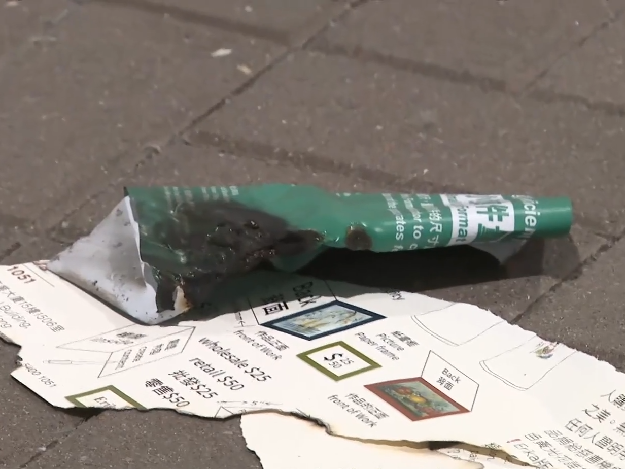 將軍澳郵筒起火,警列縱火追緝涉案男。(有線新聞截圖)