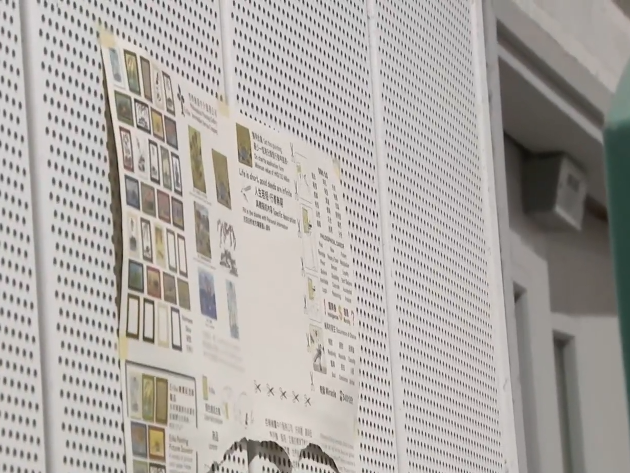 將軍澳郵筒起火,警列縱火追緝涉案男。(有線新聞截圖)