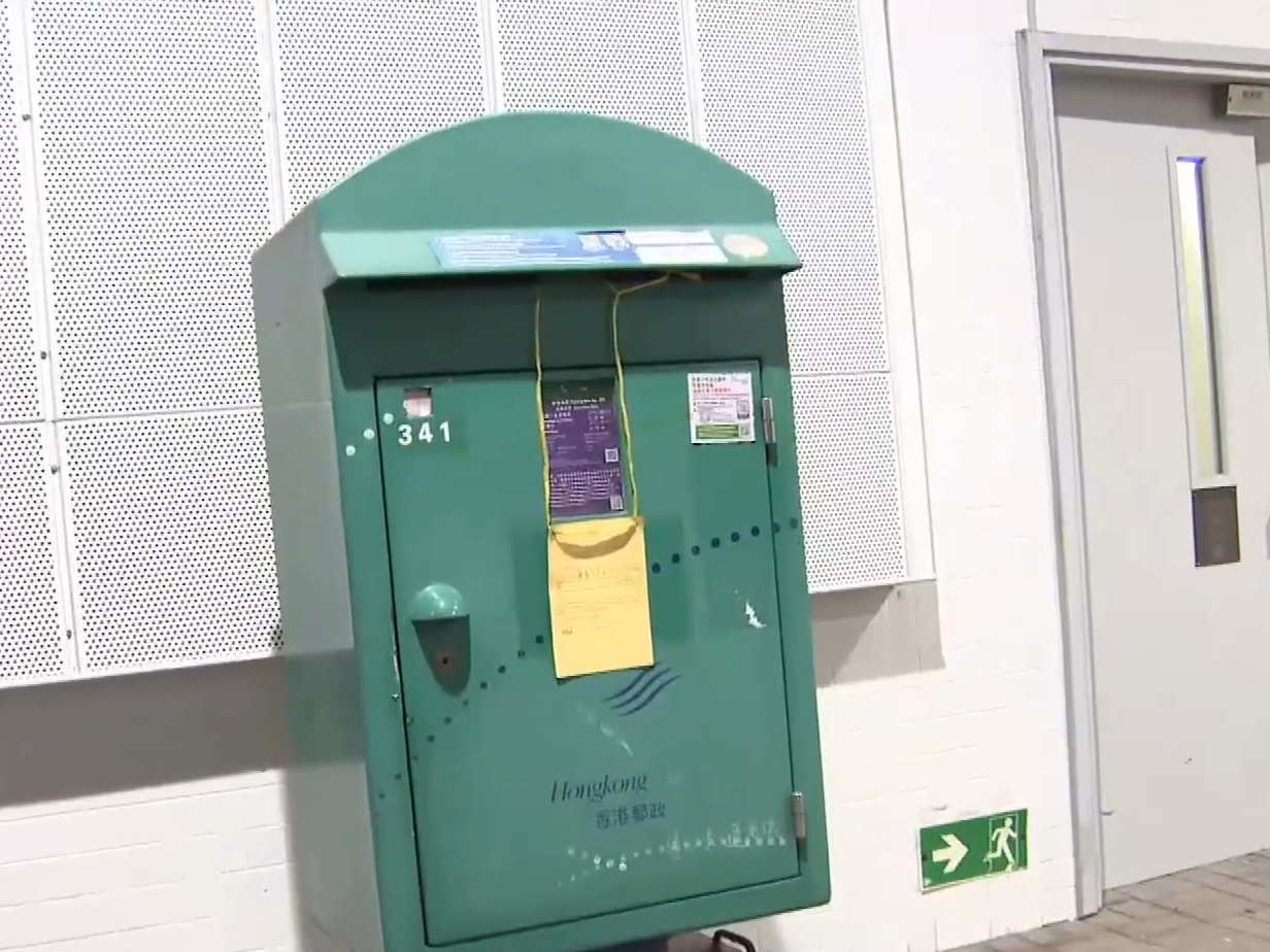 將軍澳郵筒起火,警列縱火追緝涉案男。(有線新聞截圖)