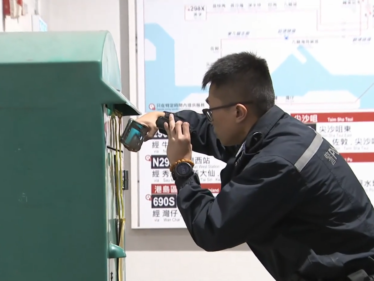 將軍澳郵筒起火,警列縱火追緝涉案男。(有線新聞截圖)