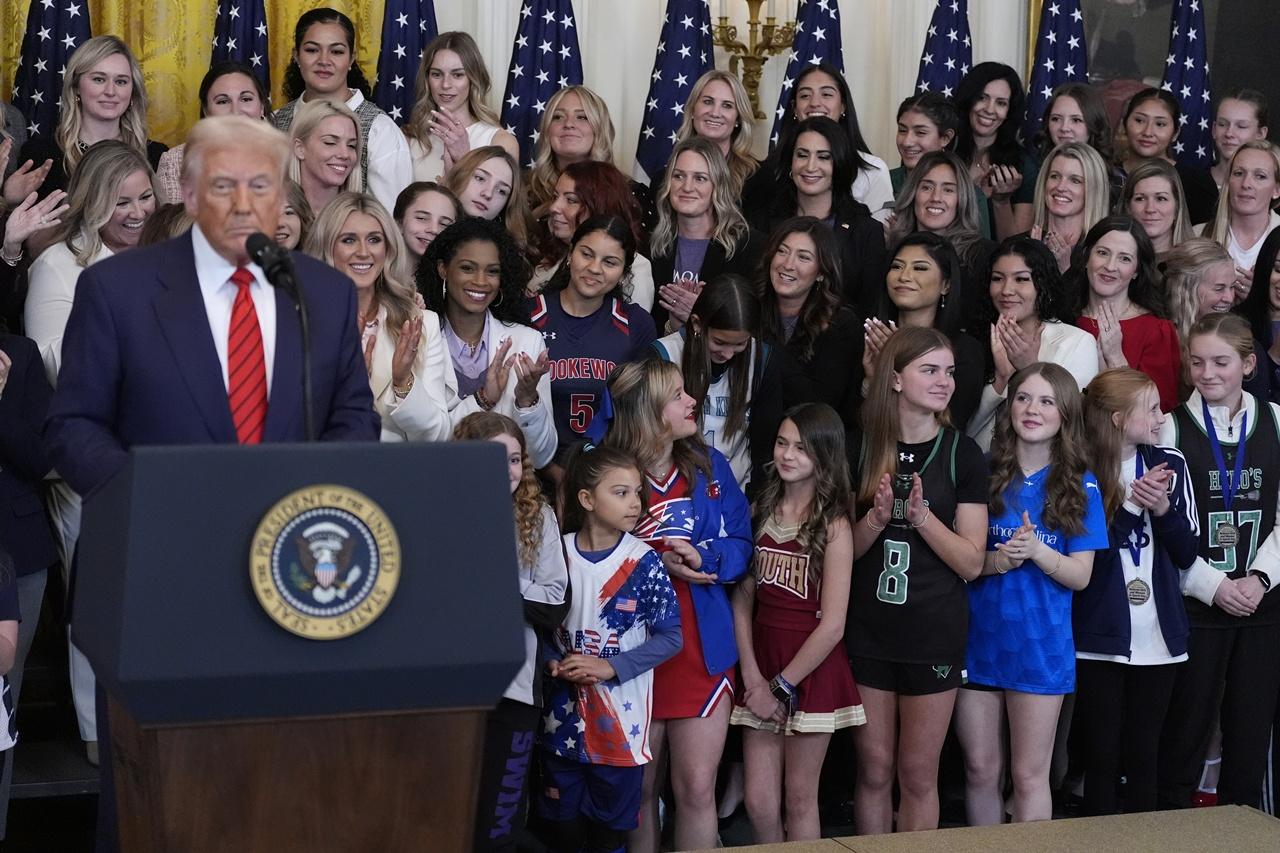 特朗普周三(5日)在白宮,於數十名婦女和女孩見證下,簽署相關行政命令。(AP)