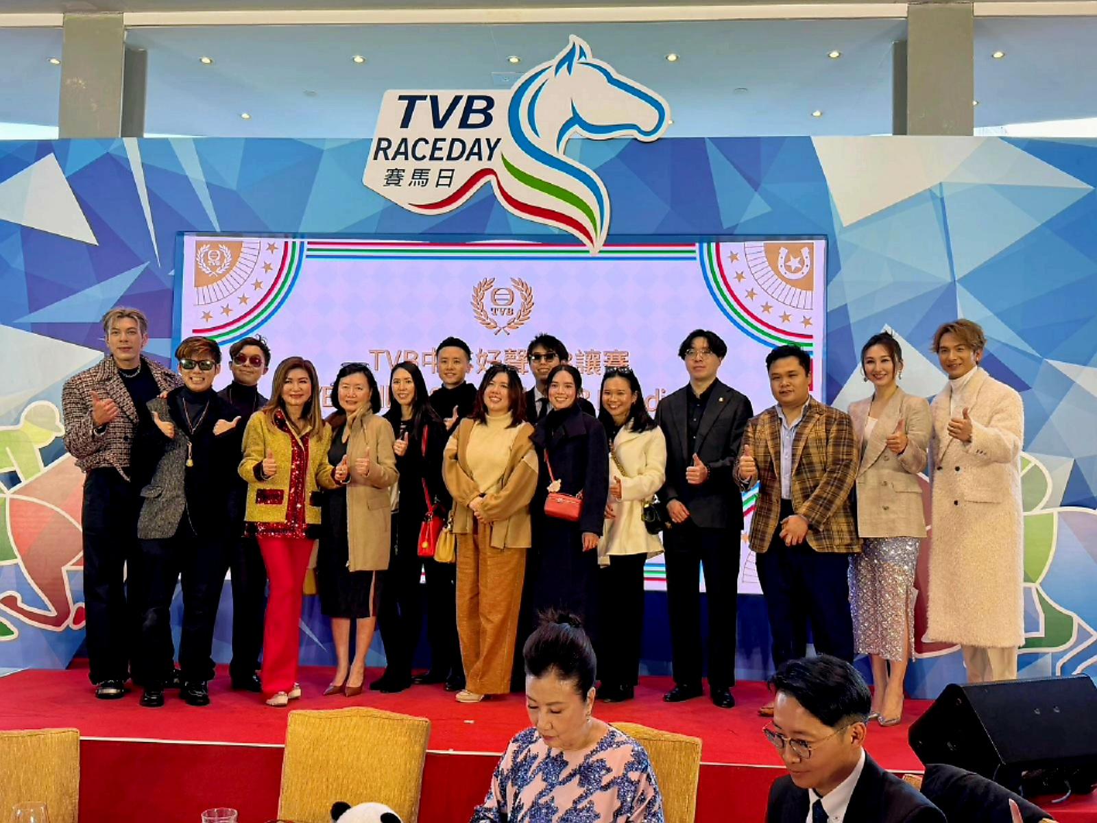 古淖文與周吉佩,一起為歌唱比賽擔任頒獎嘉賓。