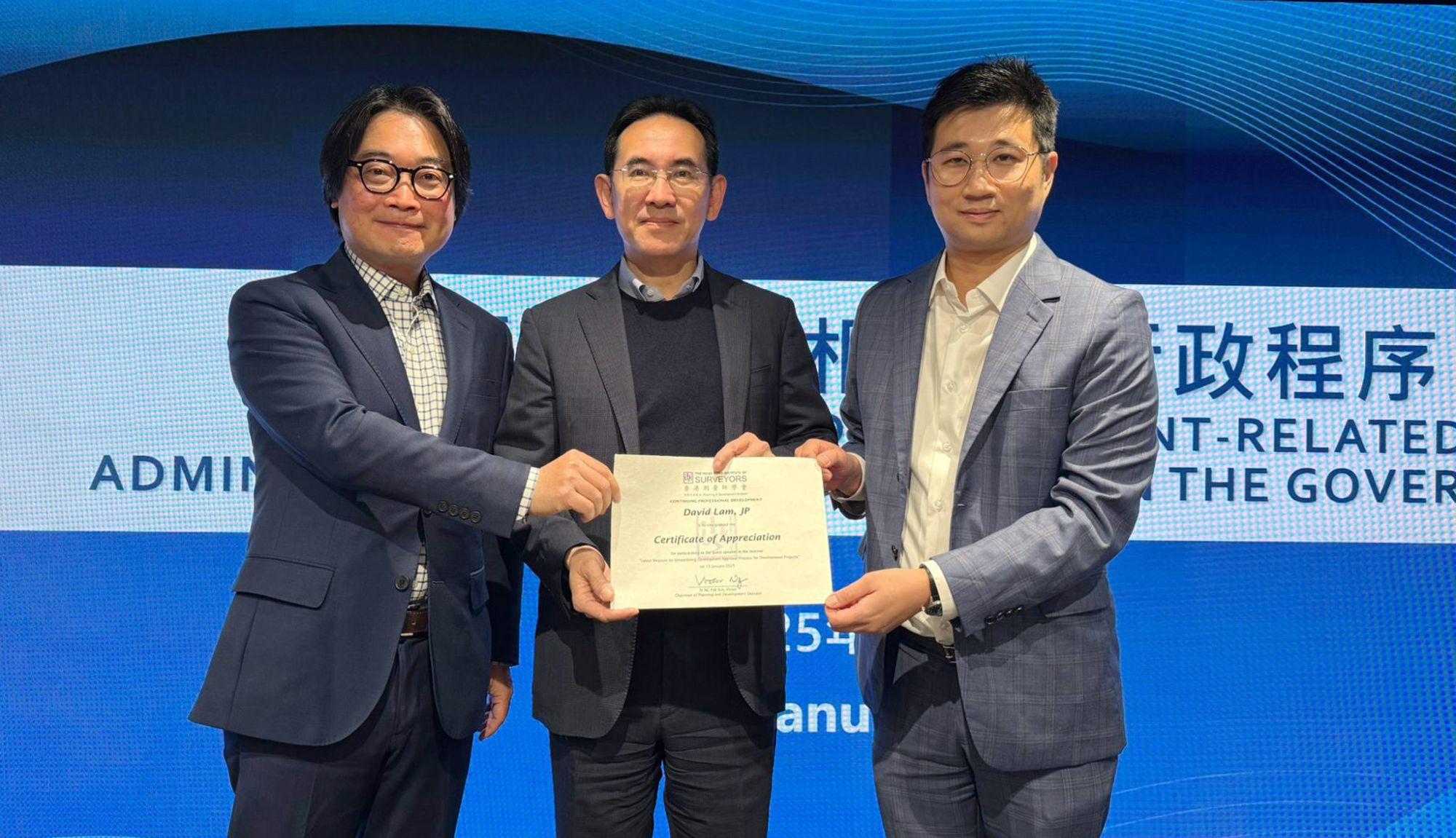 林智文率領團隊自去年第三季出席多場研討會和論壇,向業界介紹政府的精簡措施。(發展局)