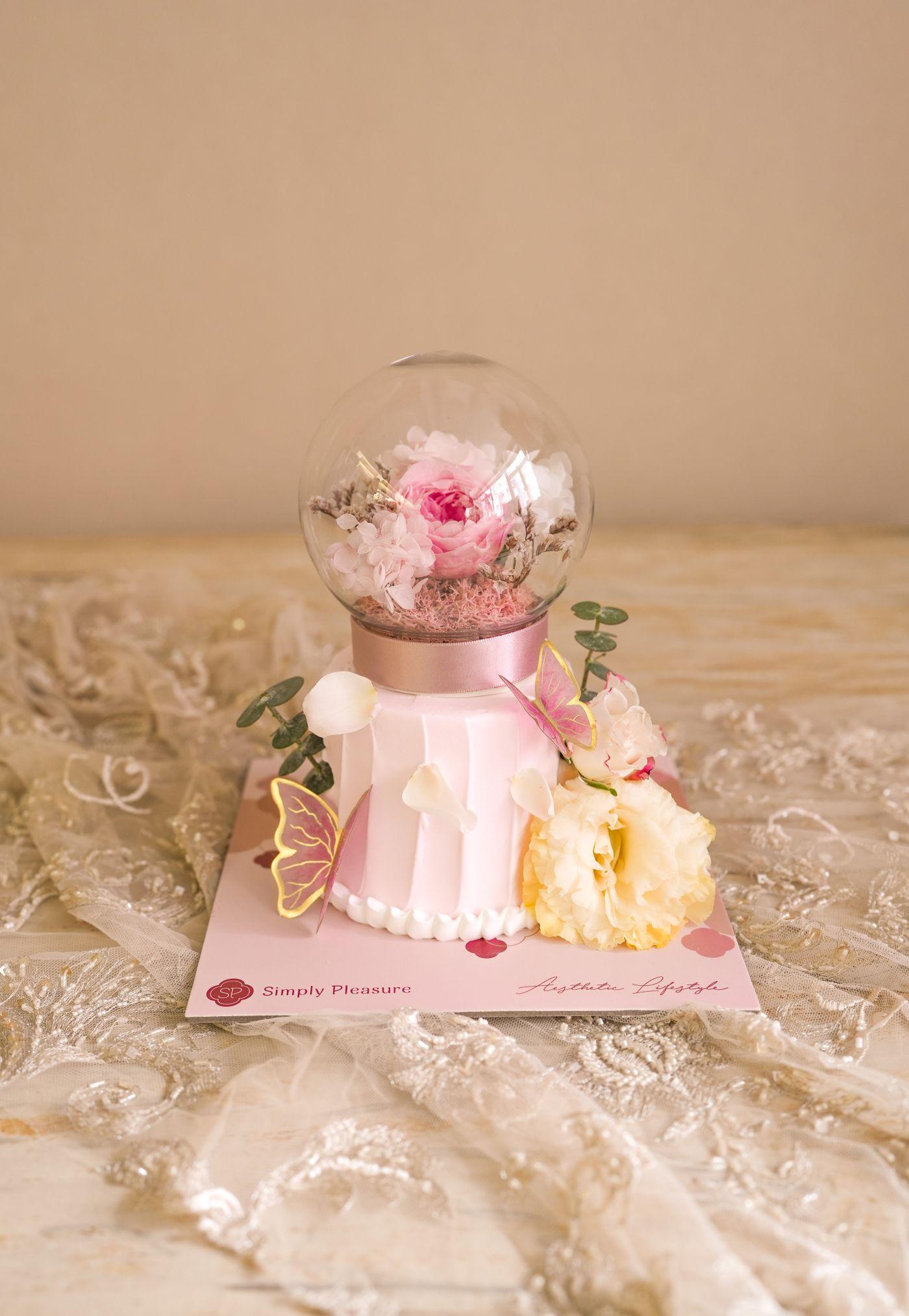 Simply Pleasure森林雜莓花果蛋糕伴粉玫瑰永生花球 $568 4吋/$848 6吋/$1198 8吋 恆常款式持續供應