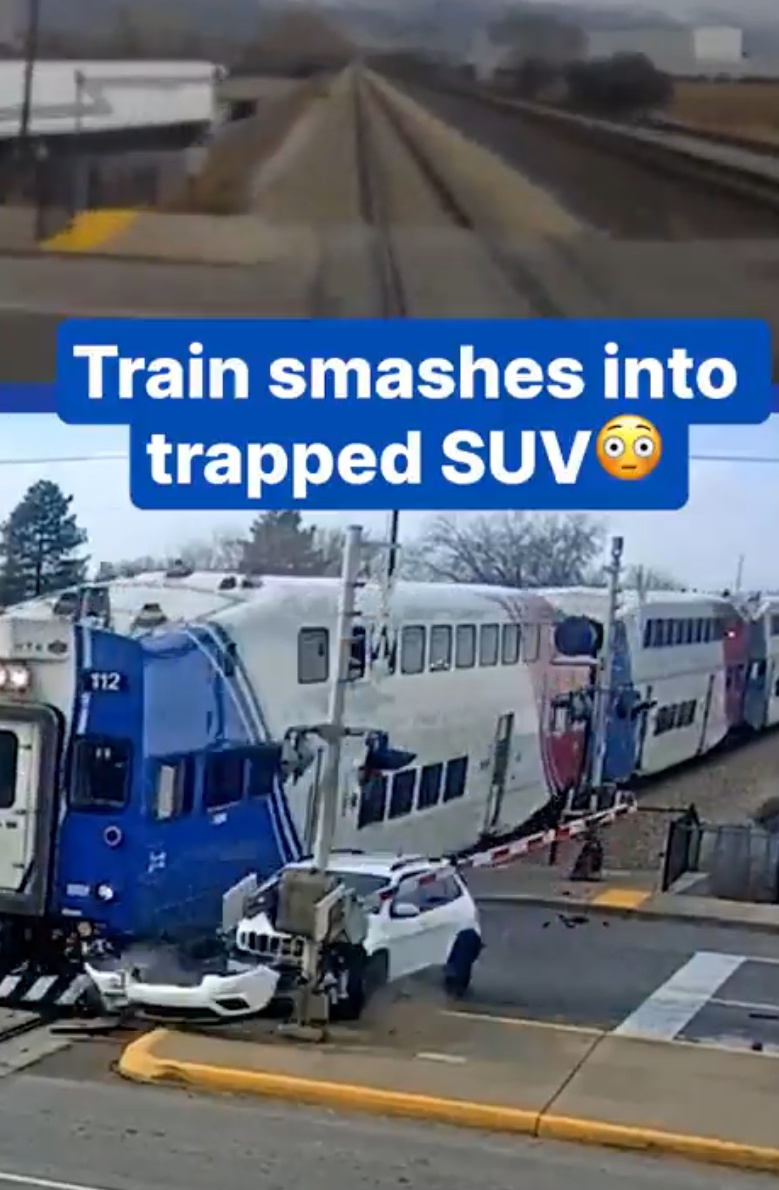 白色車被火車迎面撞上,車頭嚴重受損。(影片截圖)