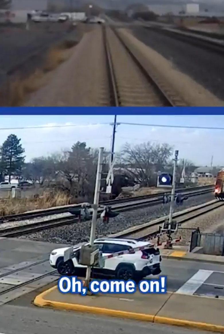白色車卡在路軌上,火車快將駛到。(影片截圖)
