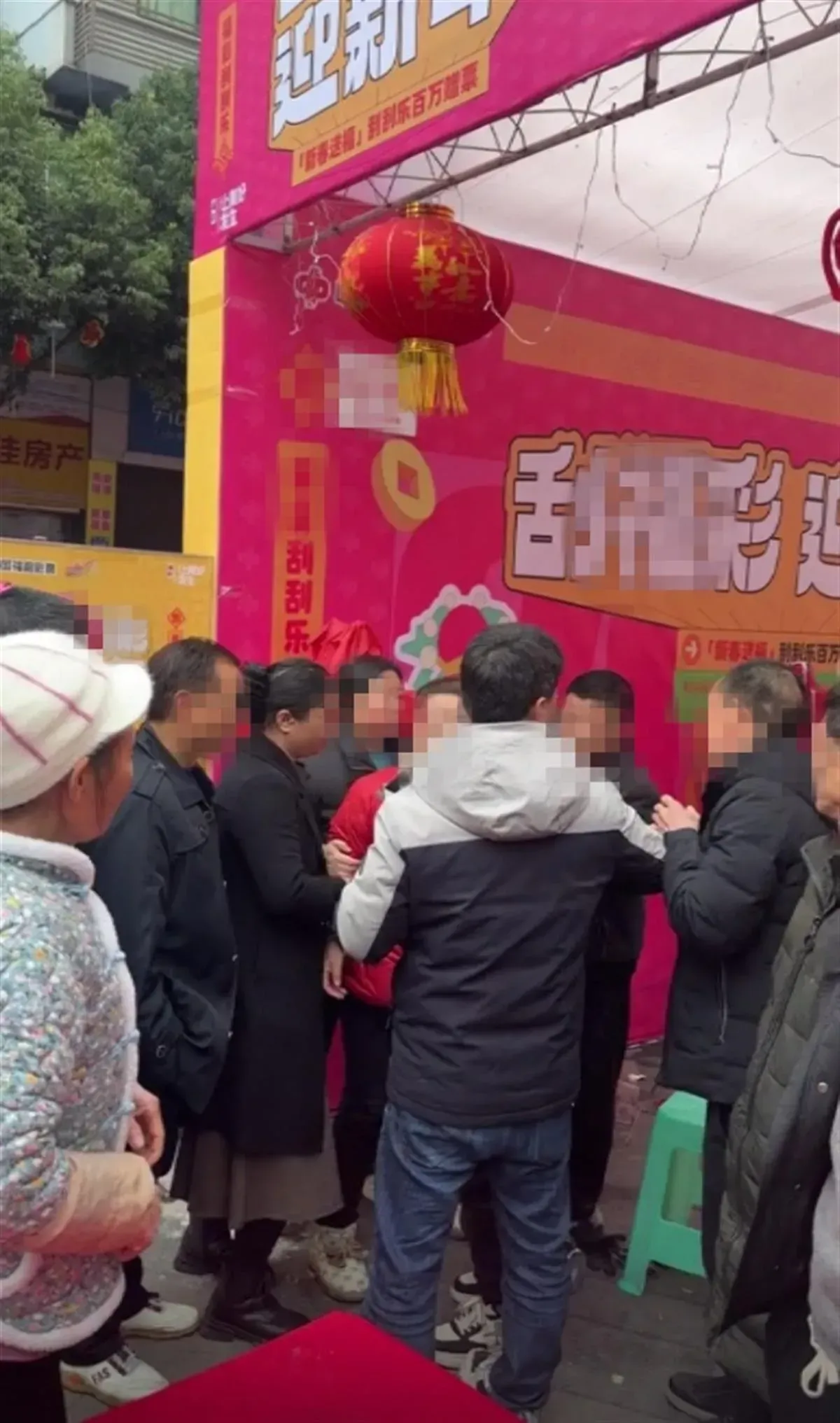 兩名女子在彩券行爭執,眾人急忙勸阻。(微博圖片)