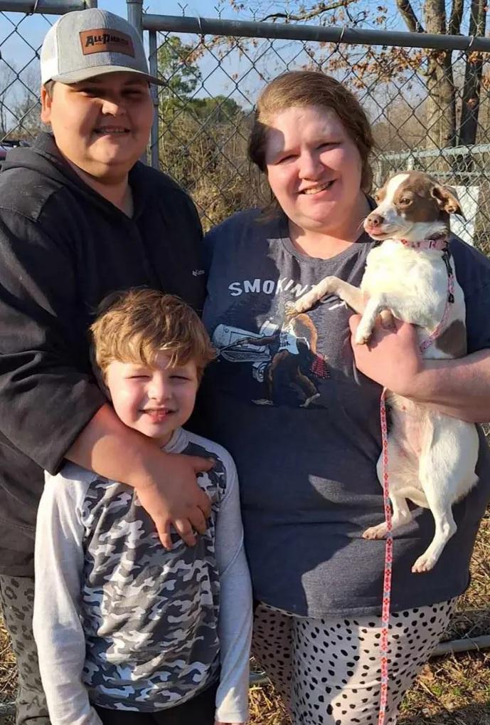 狗狗埃瑪與家人驚喜團聚。(互聯網)