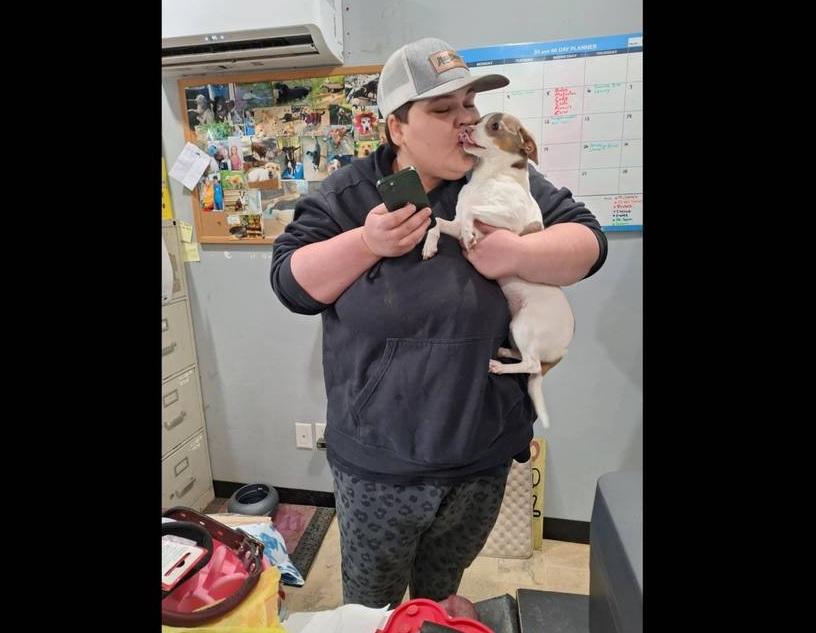 埃瑪與家人開心團聚。(互聯網)