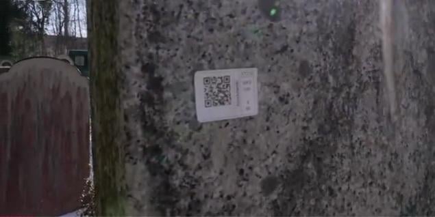 QR Code貼紙貼在墓碑背面。(互聯網)