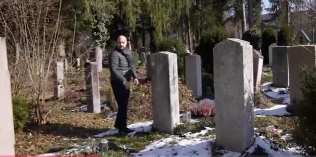 慕尼黑3座公墓共1,000多塊墓碑,近日被發現貼上印有QR Code的貼紙,令人感到困惑。(互聯網)