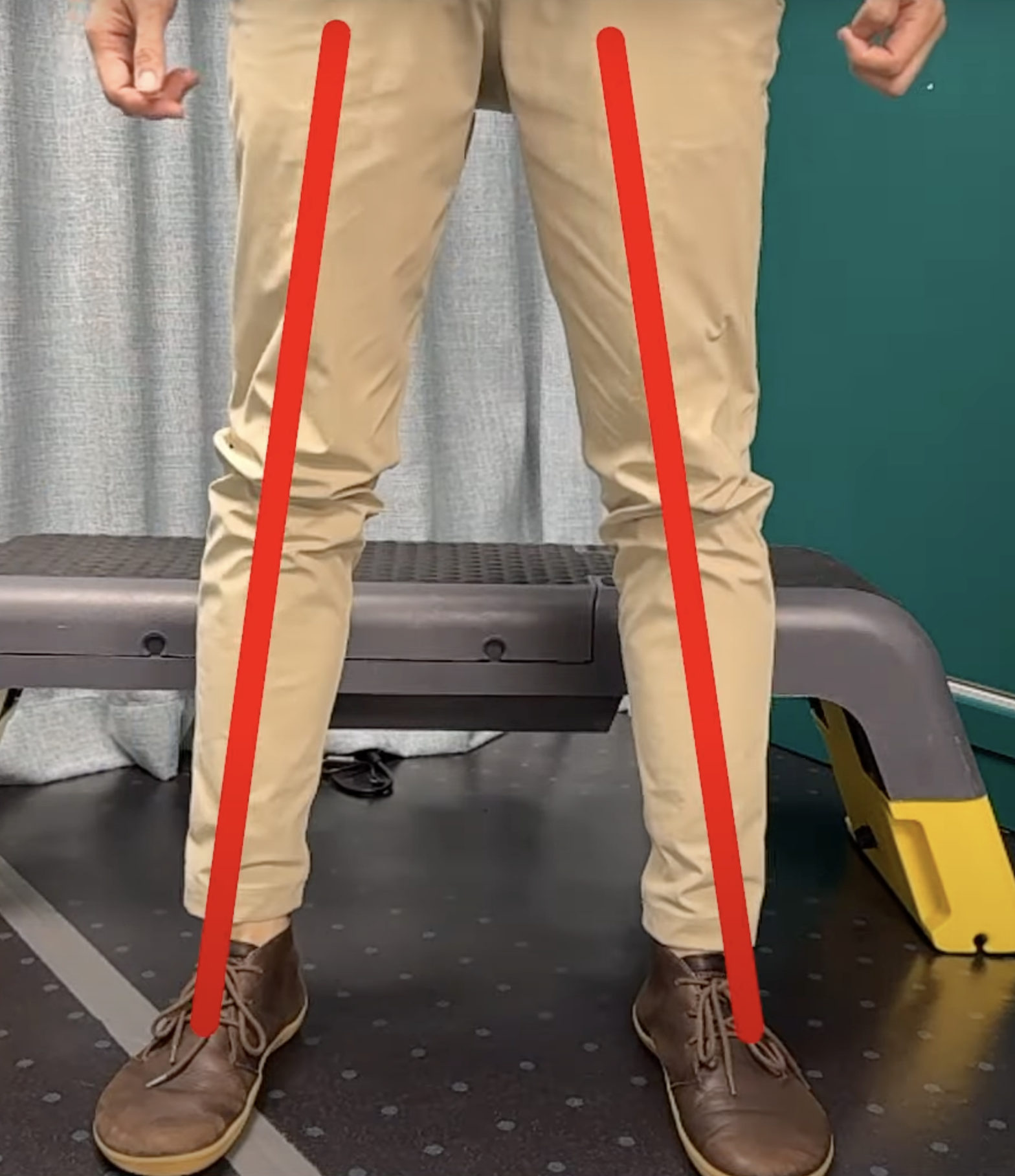 雙腳落地時,由大腿到腳掌都是呈一直線,那便屬安全。