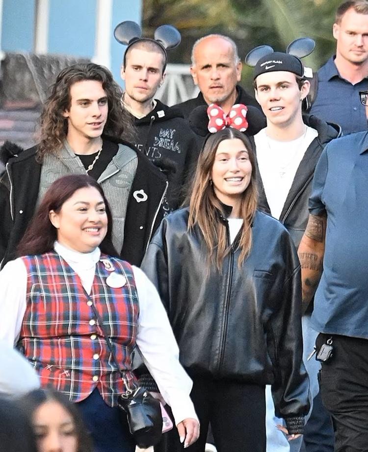 Justin Bieber呆滯與妻遊迪士尼