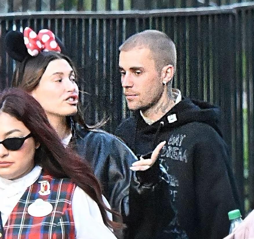 Justin Bieber呆滯與妻遊迪士尼